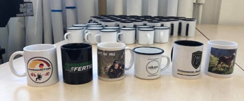 Diverse bedruckte Tassen