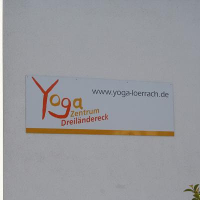 Schild Yogazentrum